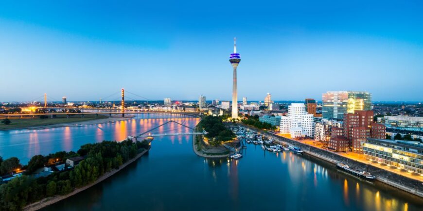 Atemberaubende Skyline von Düsseldorf bei Nacht – erlebe exklusive Clubs, Rooftop-Bars & Escort Düsseldorf für eine unvergessliche Partynacht.